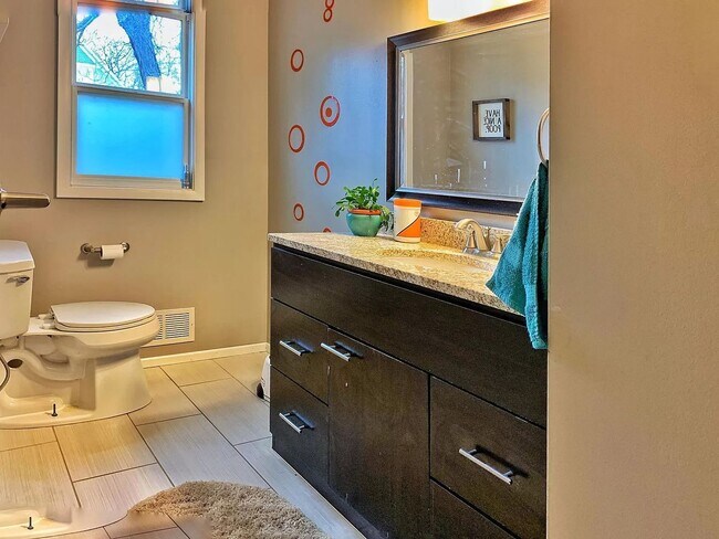 Building Photo - 6233 Parnell Ave