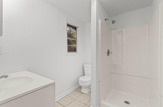 Building Photo - Beautifully Renovated 4 Bedroom 2 Bath Hom...