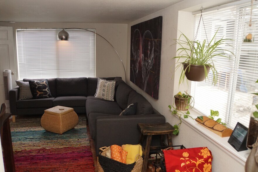 Building Photo - 7 5th Ave