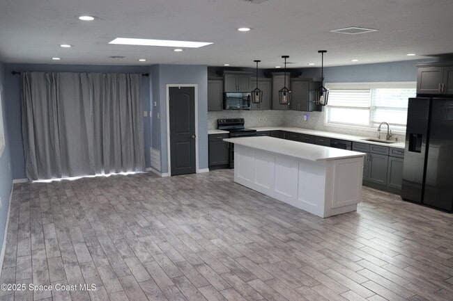 Building Photo - 491 Seacrest Ave