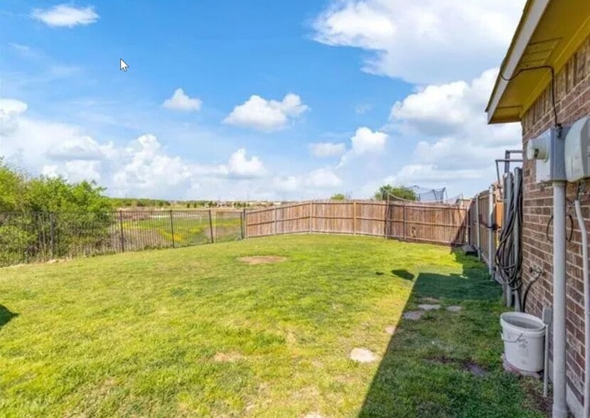 Building Photo - 1052 Lufkin Ln