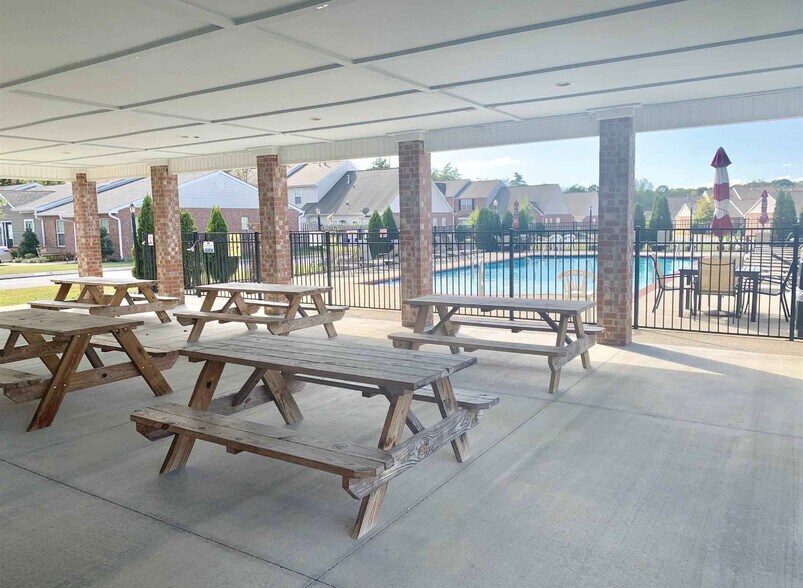 Building Photo - 1040 Charlie Daniels Pkwy