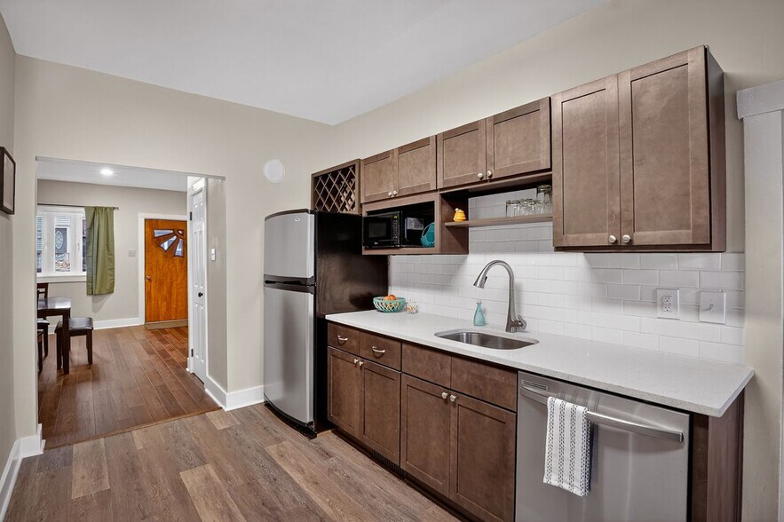 Building Photo - 3225 Mary St