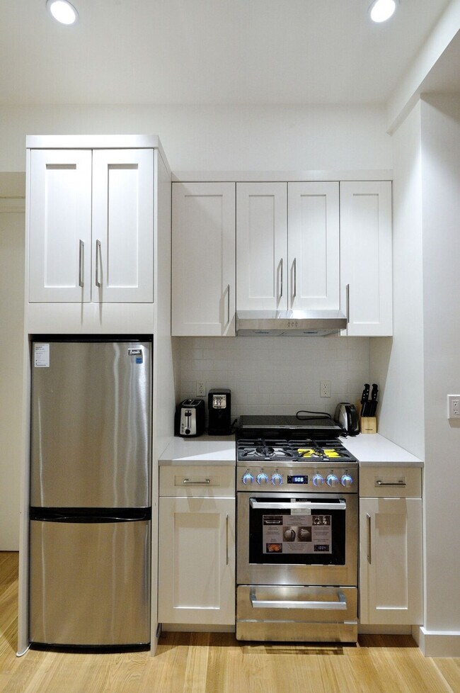 Building Photo - 353 W 46th St