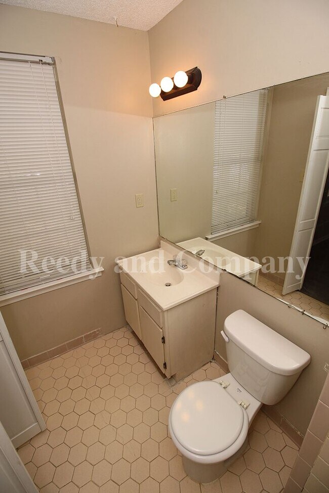 Building Photo - 5677 Fenway Dr