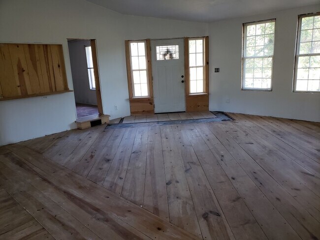 Building Photo - Rent this 6 bedroom, 1 bathroom Home in Ga...