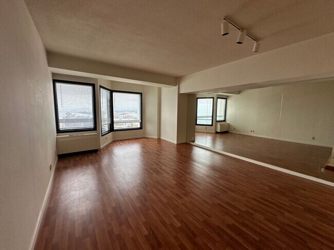Building Photo - 1 Bed 1 Bathroom Condo Available View of W...