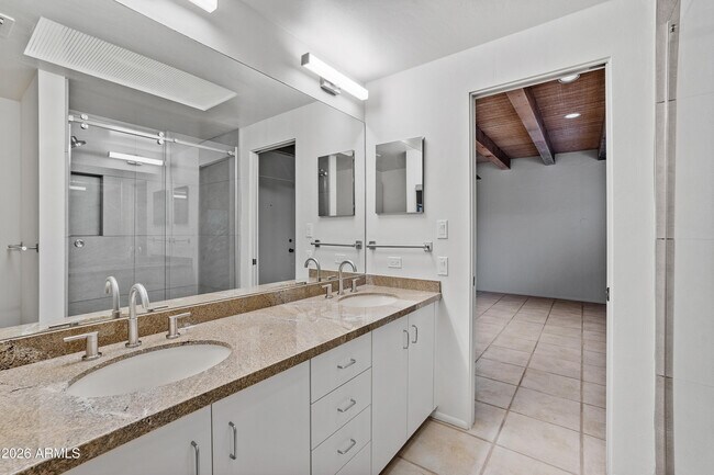 Building Photo - 6700 E Hawksnest Rd