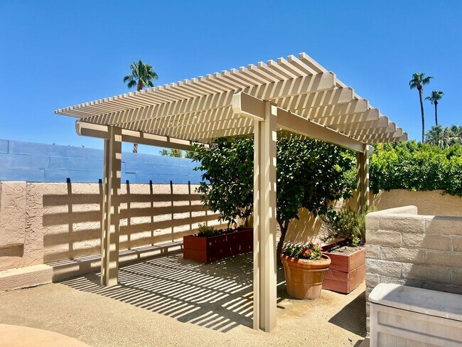 Building Photo - AVAILABLE NOW! 3 Bedroom 2 Bathroom POOL H...