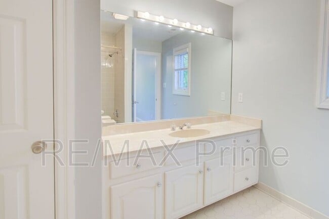 Building Photo - 1229 Llewellyn Ave