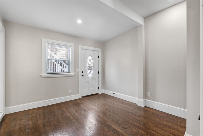 Building Photo - 62 Chestnut St
