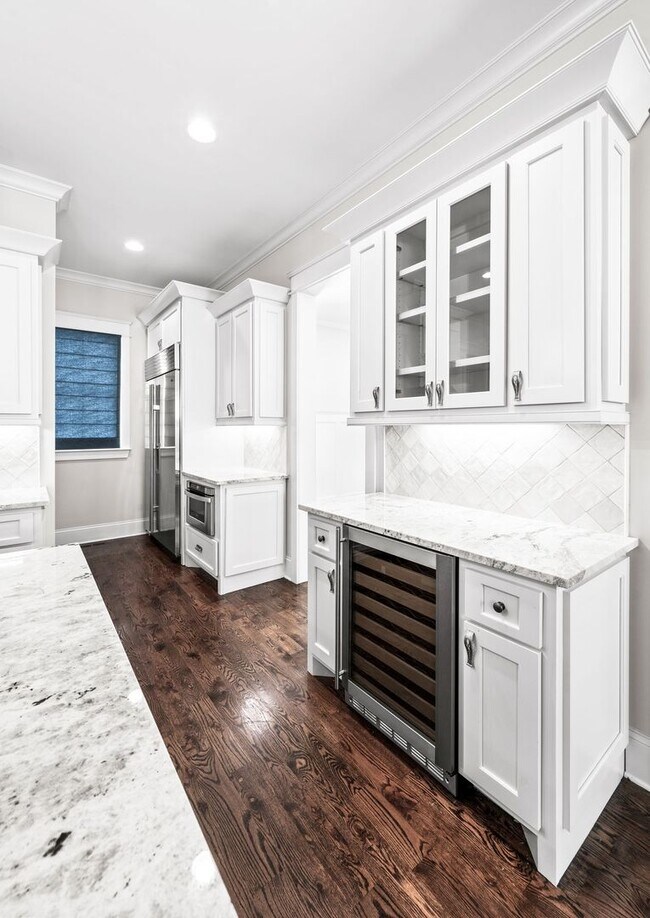 Building Photo - Stunning 5BE/4.5BA home nestled in the hig...