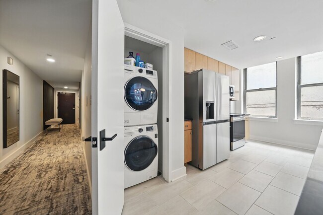Building Photo - Upgraded Downtown Condo
