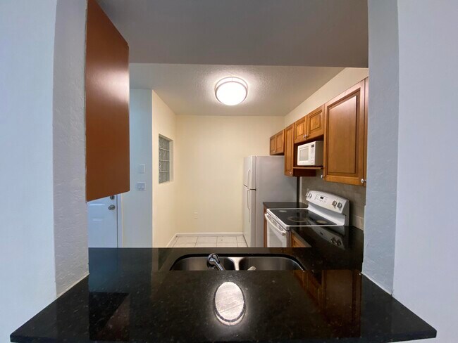 Building Photo - 1157 Golden Lakes Blvd