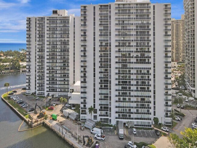 Building Photo - 20515 E Country Club Dr