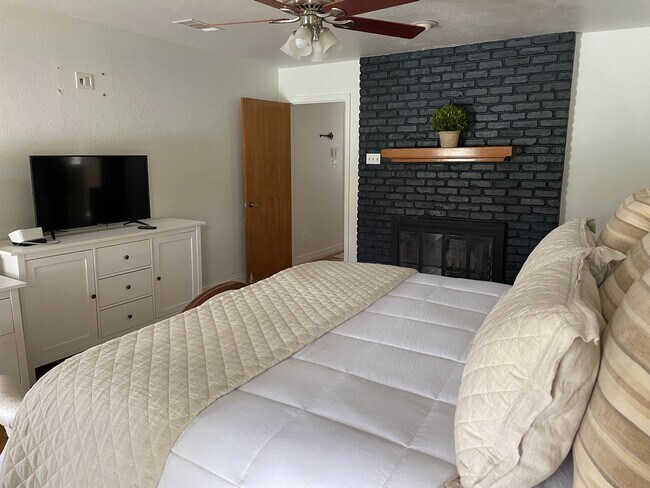 Building Photo - 10 Riviera Ct