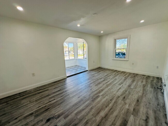 Building Photo - Charming 3 Bed, 2 Bath Oasis: Minutes from...