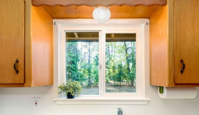 Building Photo - 3 Bedroom 1 Bathroom House Tucked in the T...