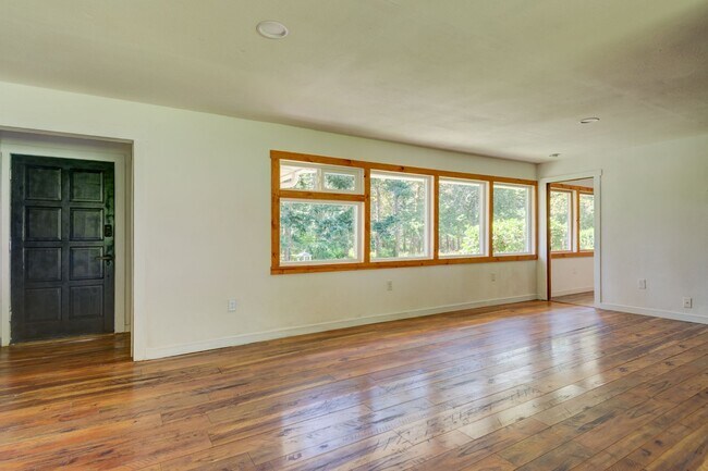 Building Photo - 3 Bed 2 Bath on West Beach