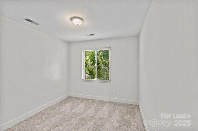 Building Photo - 420 Queens Rd