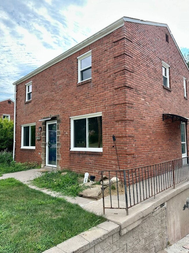 Building Photo - 975 Elizabeth St