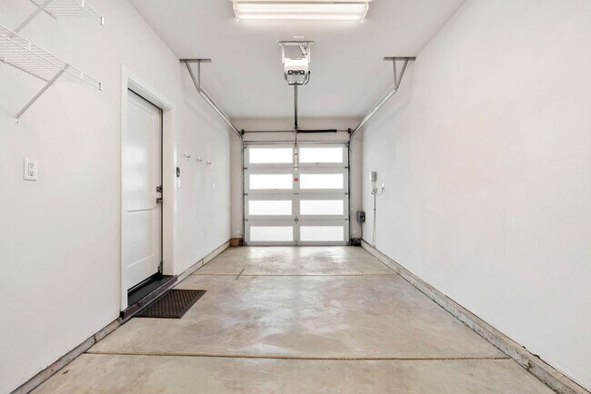 Building Photo - Contemporary Dual Level MidTown Bungalow with Balcony & Garage!