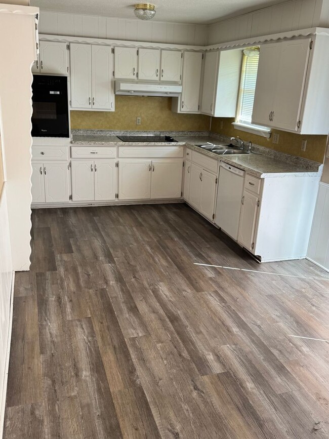 Building Photo - 3 bedroom 1 1/2 bath Home