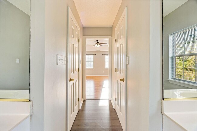 Building Photo - 1114 Rivershyre Dr