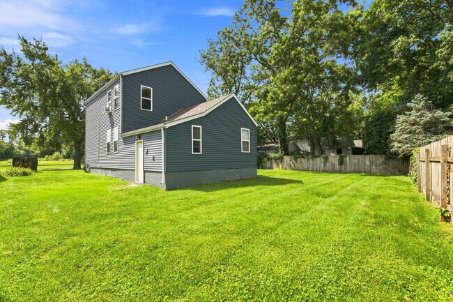 Building Photo - 326 Railroad St