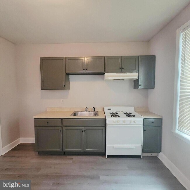 Building Photo - 5426 Regent St