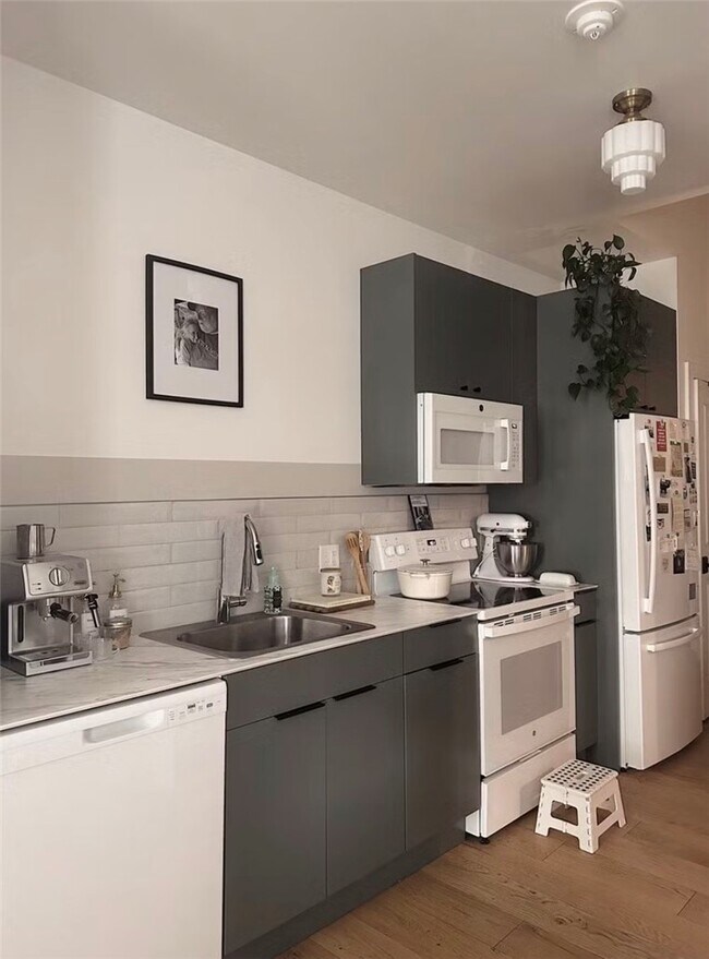 Building Photo - 30 W Broad St