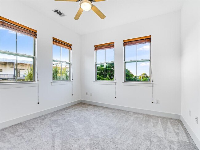 Building Photo - 2520 Bluebonnet Ln