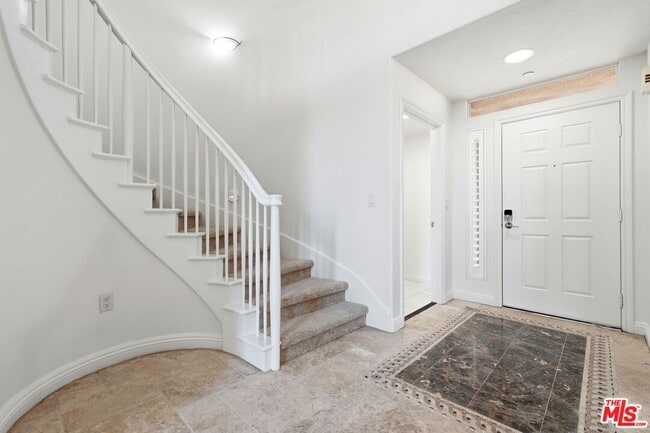 Building Photo - 5831 Seawalk Dr