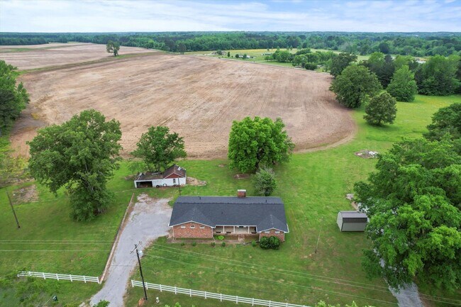 Building Photo - Charming Full Brick Home in Peaceful Count...