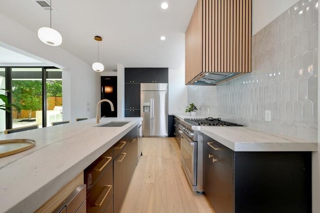 Building Photo - 7809 Woodrow Ave