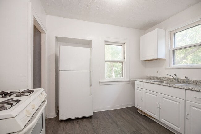 Building Photo - 2 BED 1 BATH SINGLE FAMILY HOME IN EUCLID!