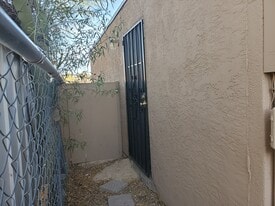 Entryway - 1310 E Lee St