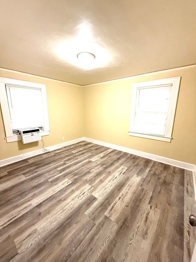 Building Photo - ** 2 bed 1 bath located in Morningview ** Call 334-366-9198 to schedule a self showing