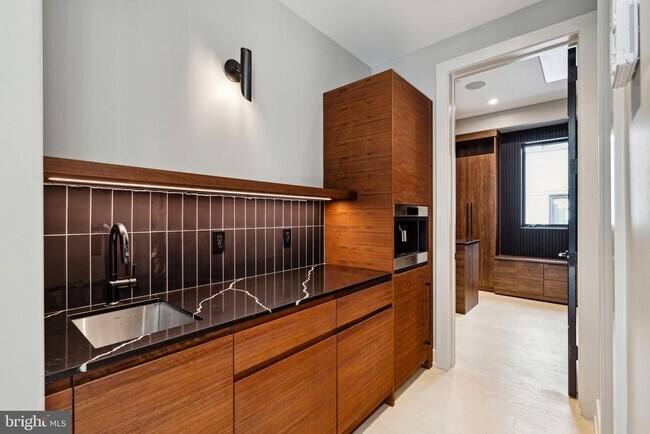 Building Photo - 110 S Bonsall St