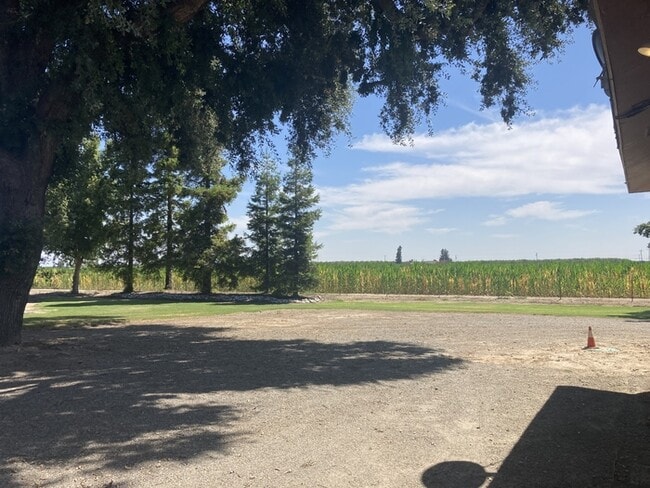 Building Photo - Turlock Country Living 3 Bedroom 2 Bath Home