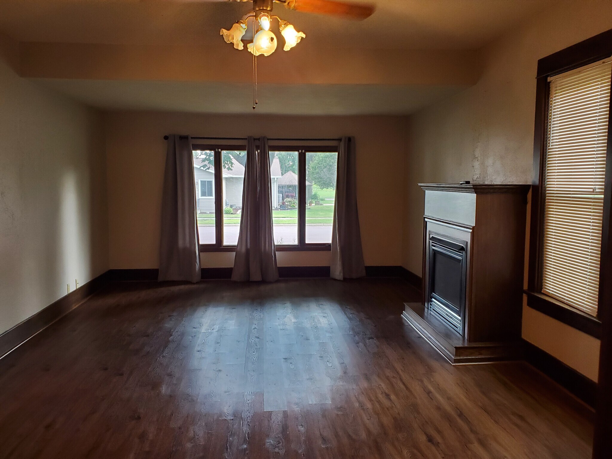 Building Photo - 502 E 1st St S