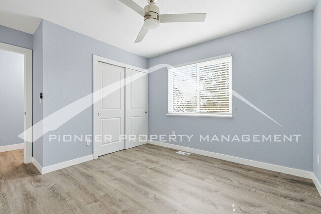 Building Photo - Gorgeous Condo with Washer/Dryer and Central AC