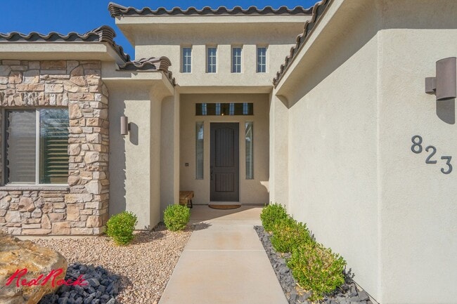 Building Photo - Stunning 4 Bedroom Home with Gorgeous Back...