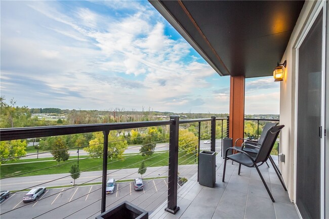 Building Photo - 205 Lakeshore Dr