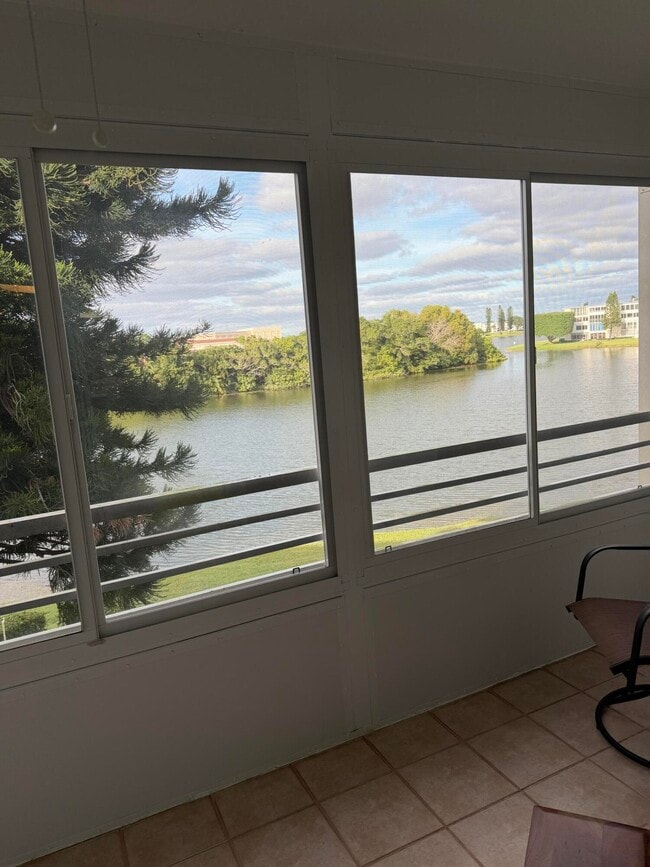 Building Photo - 3062 Ainslie Dr