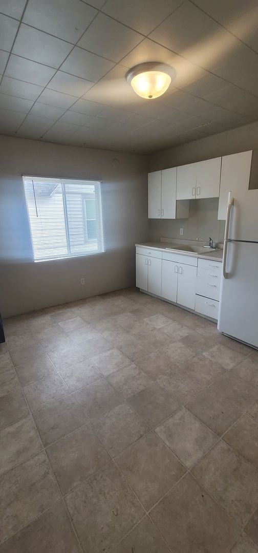 Building Photo - 4 bed 2 bath