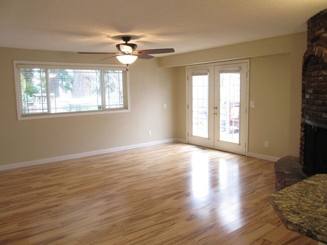 Building Photo - Three Bedroom Home in South Salem