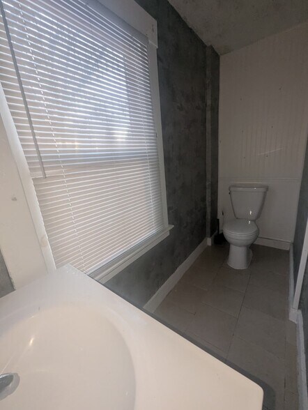 Building Photo - 66 Crescent St