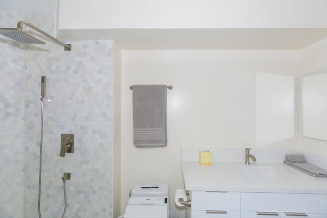 Building Photo - Canterbury Place - Fully renovated with hi...
