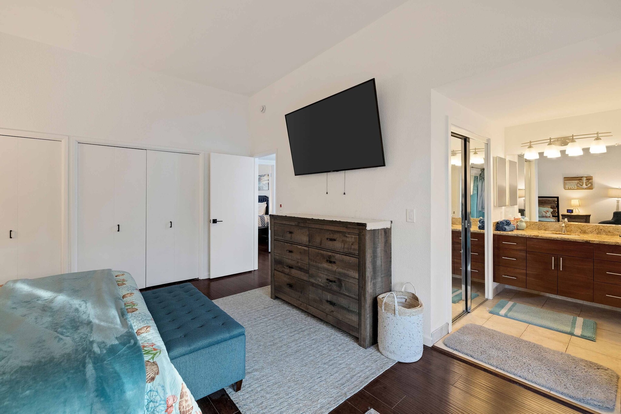 Building Photo - 255 Valley Dr